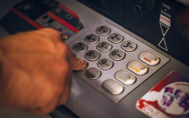 Pourquoi éviter les retraits d&rsquo;argent aux distributeurs le dimanche et le lundi ?