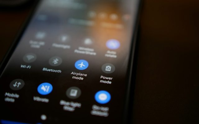 Un incident en vol : le refus d&rsquo;une passagère de mettre son téléphone en mode avion avant le décollage
