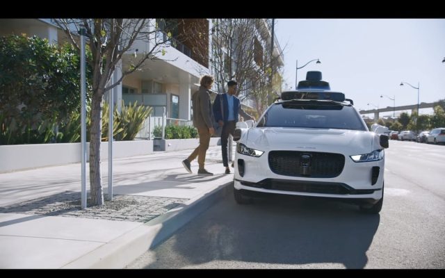 Les défis des taxis autonomes Waymo face aux routes inondées