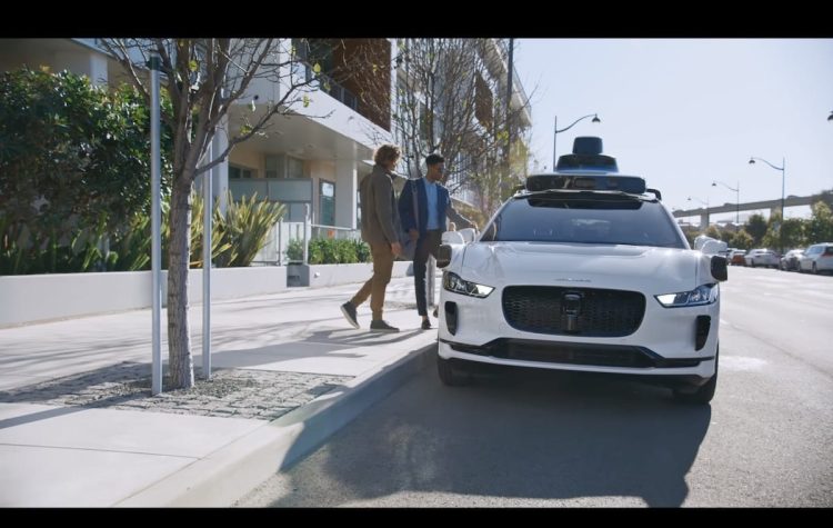 Les défis des taxis autonomes Waymo face aux routes inondées