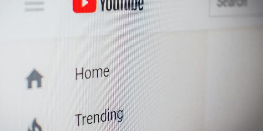 La messagerie privée de YouTube : une fonctionnalité limitée aux majeurs en 2026