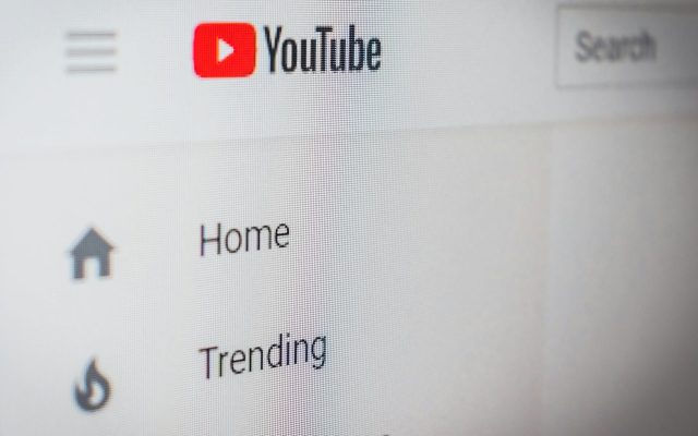 La messagerie privée de YouTube : une fonctionnalité limitée aux majeurs en 2026