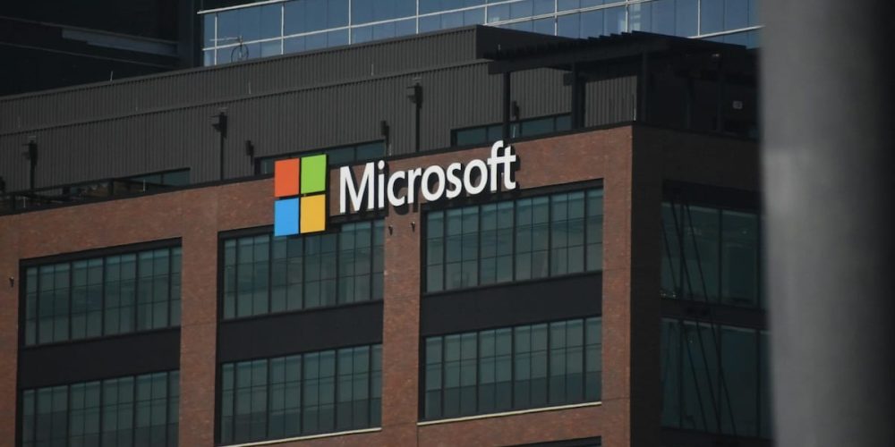 Pourquoi Microsoft choisit-il de réduire ses effectifs tout en investissant dans l’IA ?