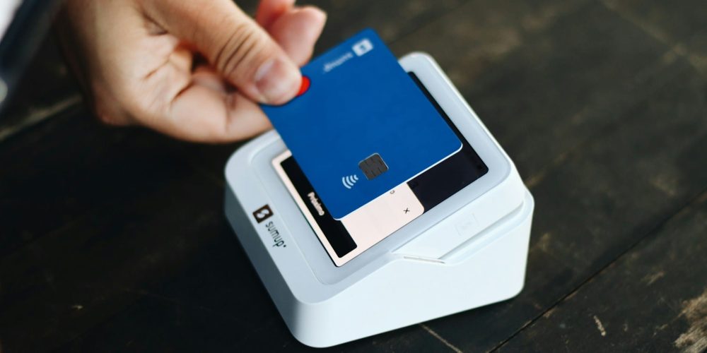 Pourquoi éviter de découper votre carte bancaire périmée dotée de composants électroniques ?