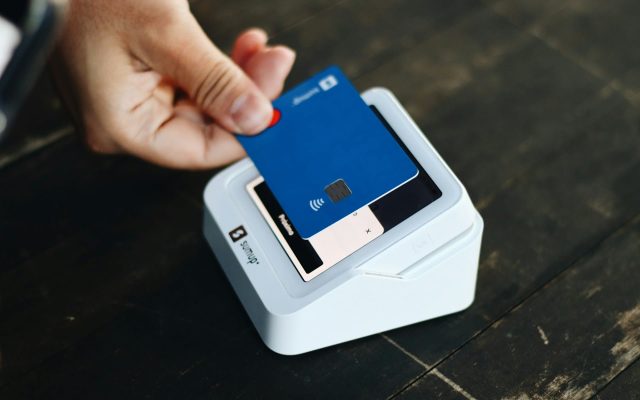 Pourquoi éviter de découper votre carte bancaire périmée dotée de composants électroniques ?