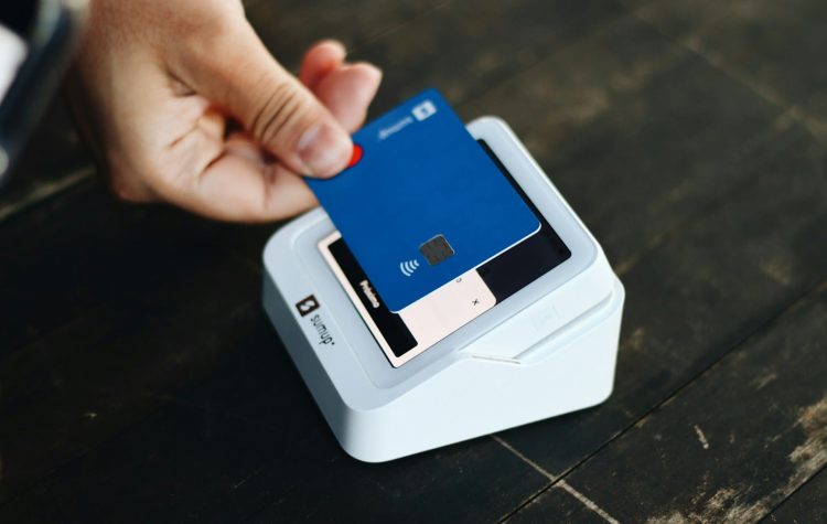 Pourquoi éviter de découper votre carte bancaire périmée dotée de composants électroniques ?